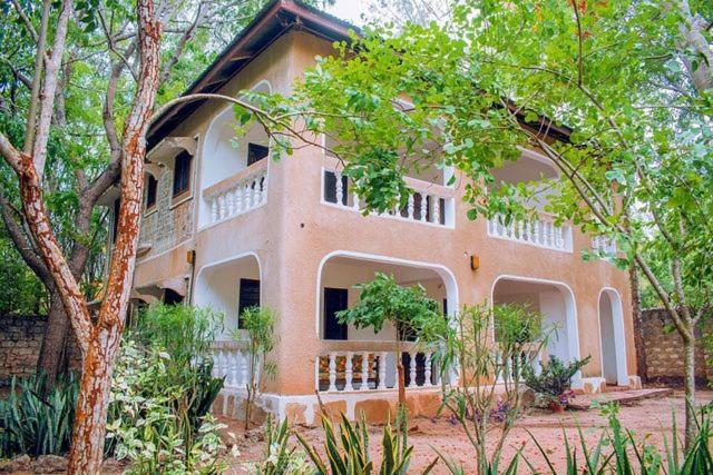 Kijani Cottages Diani Диани-Бич Экстерьер фото
